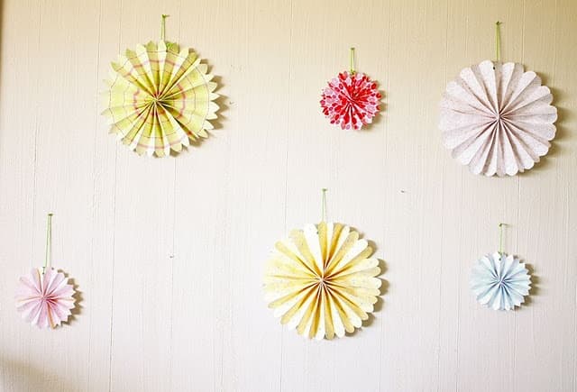 Accordion flowers | Paper flowers, Diy garland, Paper flower tutorial