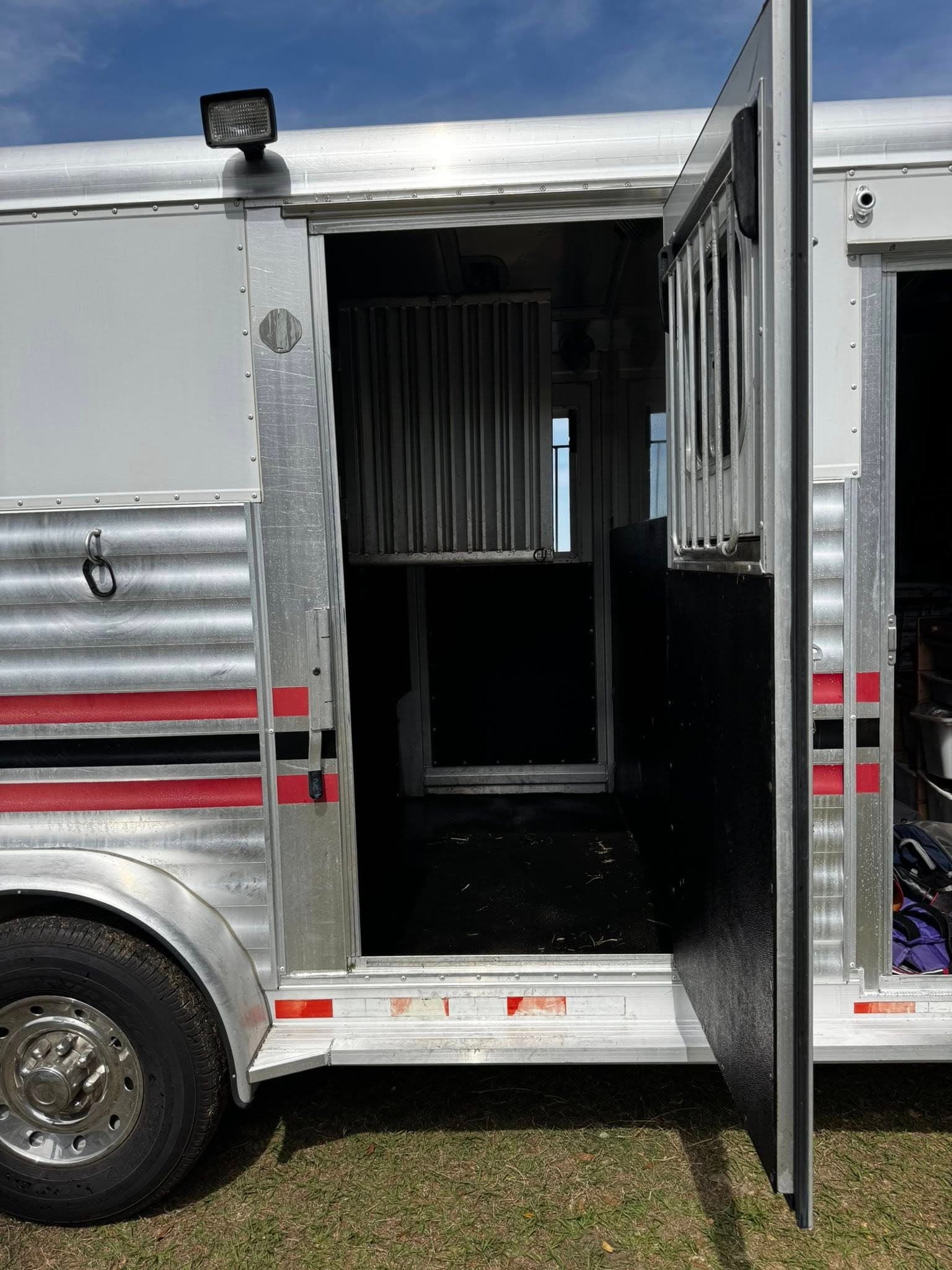 2005 4 Star Horse Trailers - 2 Horse Straight Load Deluxe - $17,000