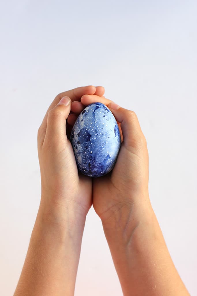DIY Marbled Indigo Eggs